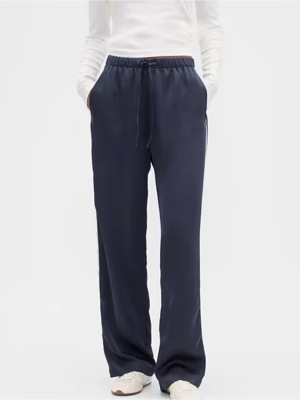 Gap Relaxed Satin Straight leg track pants
Size S. Vintage Navy - Picture 2 of 3